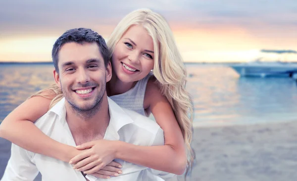 Feliz pareja divirtiéndose sobre playa fondo — Foto de Stock