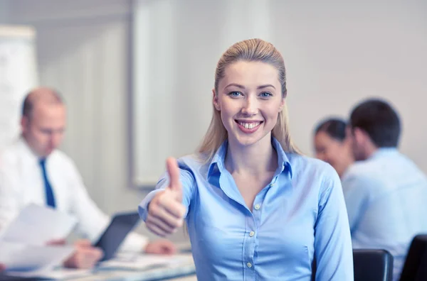 Groep van Glimlachende zakenmensen bijeenkomst in office — Stockfoto