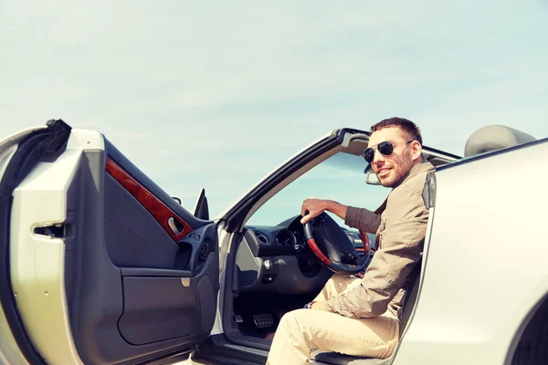 Glücklicher Mann öffnet Tür von Cabriolet-Auto im Freien — Stockfoto