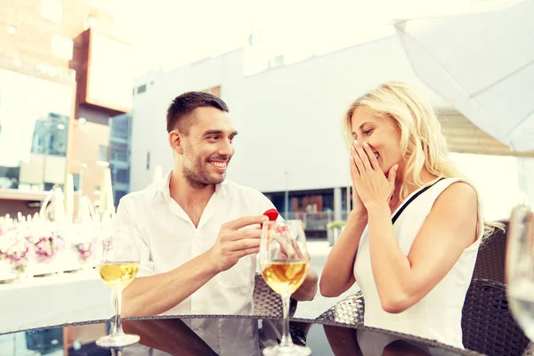 Homme avec bague de fiançailles faire une proposition à femme — Photo