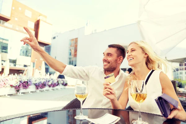 幸福的夫妇与钱包付账单的餐厅 — 图库照片