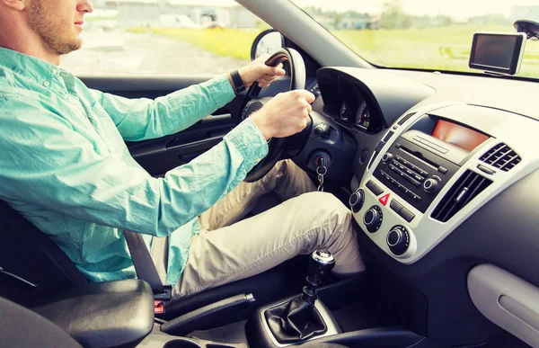 Detailní záběr mladého muže řídit auto — Stock fotografie