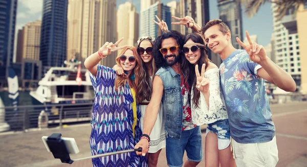 Hippie vänner med smartphone på selfie minne — Stockfoto