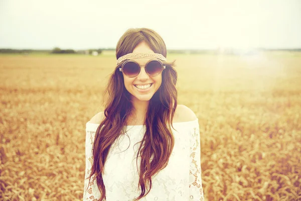 Souriant jeune hippie femme sur champ de céréales — Photo