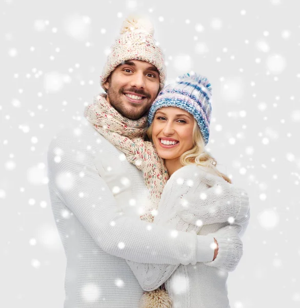 Couple souriant en vêtements d'hiver étreignant — Photo