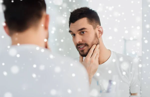 Felice giovane cercando di specchio a casa bagno — Foto Stock