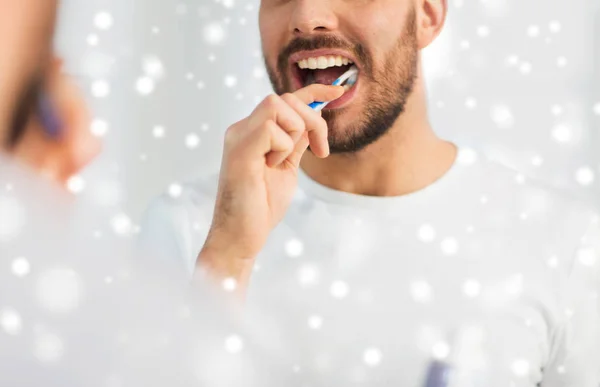 Ze szczoteczki do zębów, czyszczenie zębów z bliska człowieka — Zdjęcie stockowe