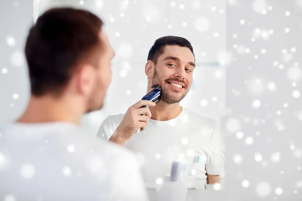 Uomo barba da barba con trimmer in bagno — Foto Stock