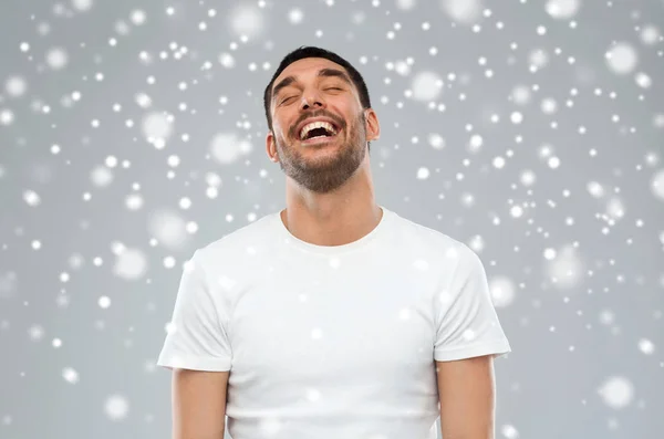 Boldog nevető ember feletti hó háttér — Stock Fotó