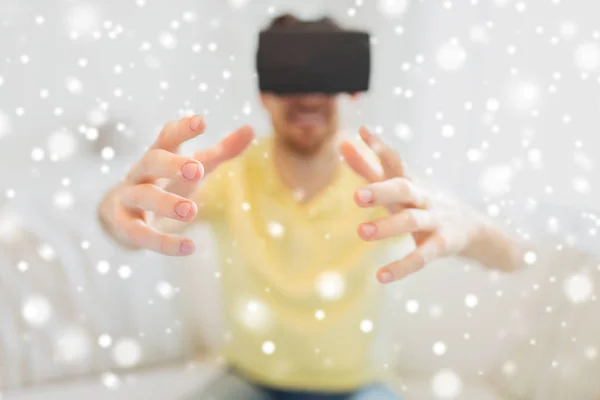 Молодий чоловік у гарнітурі віртуальної реальності або 3d окулярах — стокове фото