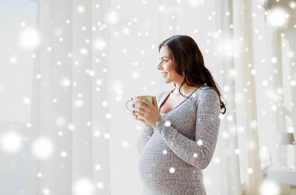 家でお茶を飲むカップで幸せな妊娠中の女性 — ストック写真