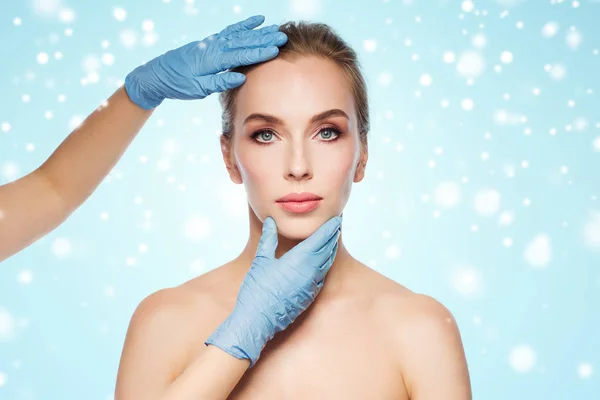 外科医や美容師の手が女性の顔に触れる — ストック写真