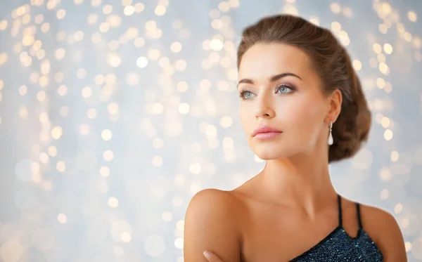 Женщина в вечернем платье и бриллиантовая серьга — стоковое фото
