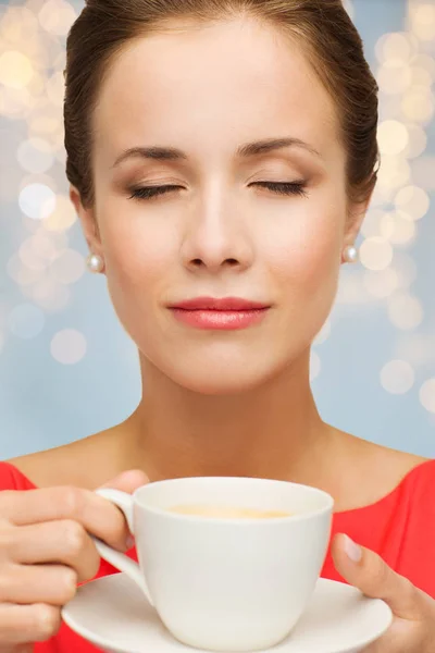Zbliżenie Kobieta w czerwieni z filiżanki kawy — Zdjęcie stockowe