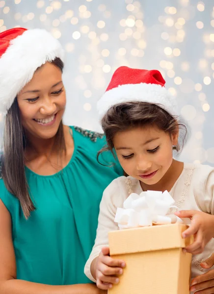 Счастливая мать и девочка с подарочной коробкой Стоковое Изображение
