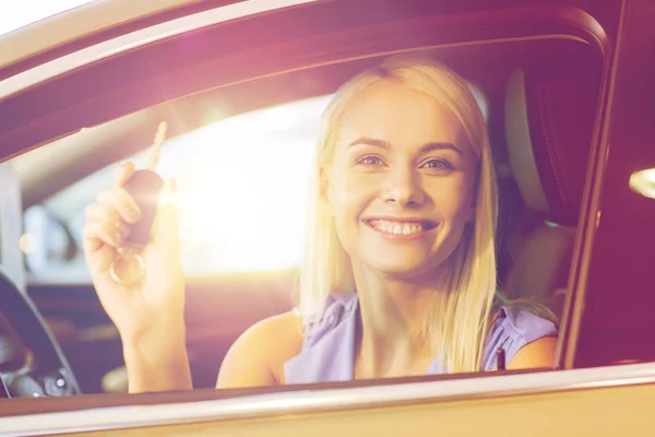 Ευτυχισμένη γυναίκα να πάρει αυτοκίνητο κλειδί στην εκπομπή auto ή σαλόνι — Φωτογραφία Αρχείου