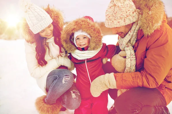 Família feliz com criança em roupas de inverno ao ar livre — Fotografia de Stock