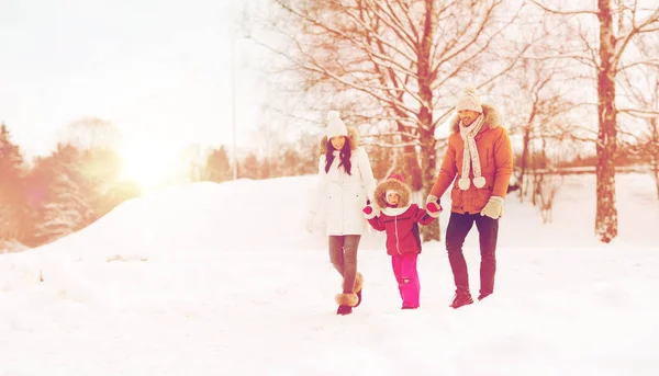Щаслива сім'я в зимовому одязі, що йде на відкритому повітрі — стокове фото