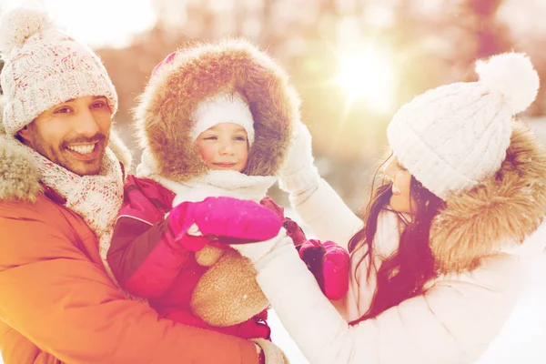Mutlu aile ile çocuk kış giysileri açık havada — Stok fotoğraf