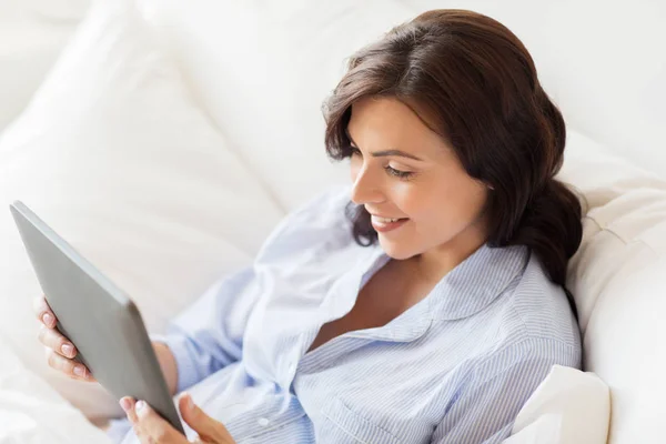 Glückliche Schwangere mit Tablet-PC zu Hause — Stockfoto