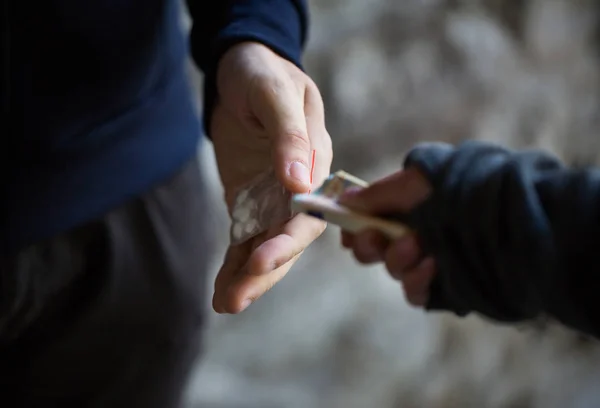 Close up van verslaafde dosis van drugdealer kopen — Stockfoto