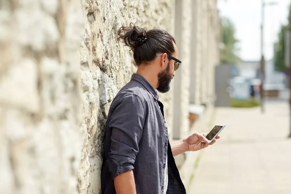 Primer plano del hombre con teléfono inteligente en la pared de piedra —  Fotos de Stock