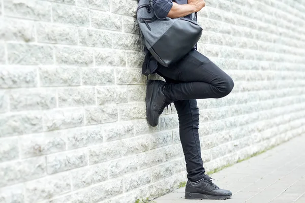 Adamın sırt çantası ayakta duvar ile yakın çekim — Stok fotoğraf