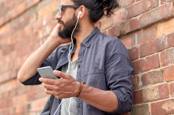 Hombre con auriculares y smartphone en la calle —  Fotos de Stock