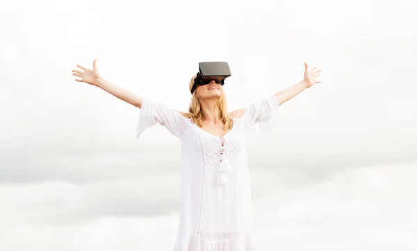 Žena v venku soupravu pro virtuální realitu — Stock fotografie