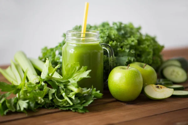 Primo piano di brocca con succo verde e verdure — Foto Stock