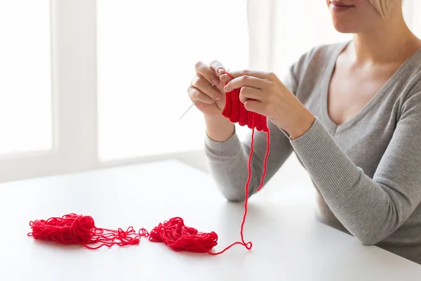 Woman hands knitting with needles and yarn — Stock Photo, Image