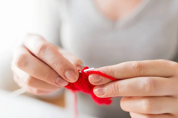 Närbild på händerna stickning med nålar och garn — Stockfoto