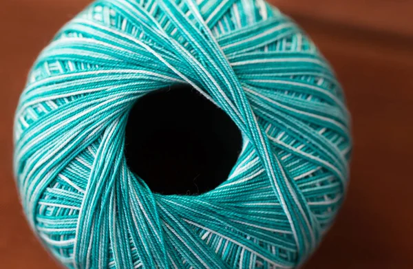 Close-up de turquesa tricô bola de fio na madeira — Fotografia de Stock