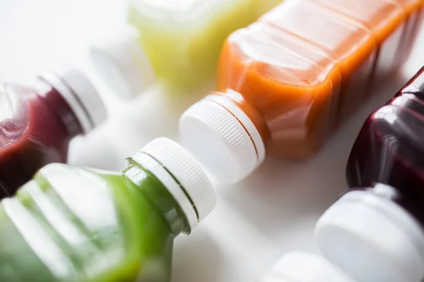 Flaskor med olika frukt- eller grönsaksjuice — Stockfoto
