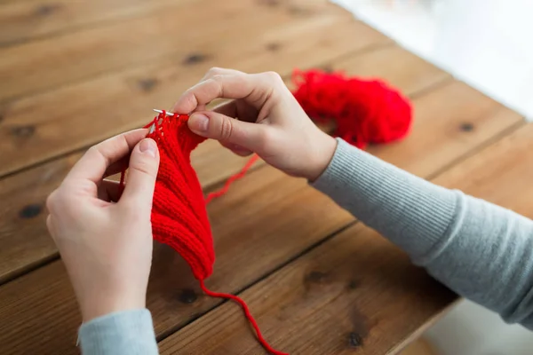 针织用针和纱的女人手 — 图库照片