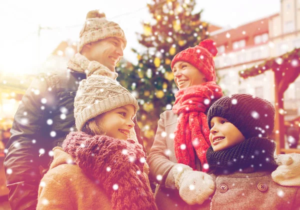 Família feliz sobre árvore de natal da cidade e neve Fotos De Bancos De Imagens