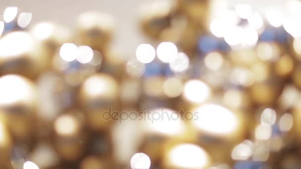 Золотое рождественское украшение или гирлянда из бусин — стоковое видео