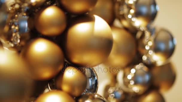 Decoración de Navidad de oro o guirnalda de cuentas — Vídeos de Stock