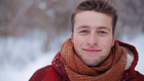 Homem feliz no casaco de inverno com capuz ao ar livre — Vídeo de Stock