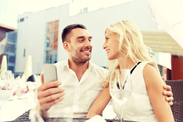 Couple taking selfie with smatphone at restaurant — Stock Photo, Image