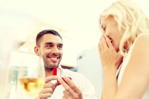 Homme avec bague de fiançailles faire une proposition à femme — Photo