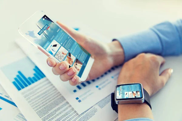 Close up of woman with news web page on smartphone — Stock Photo, Image