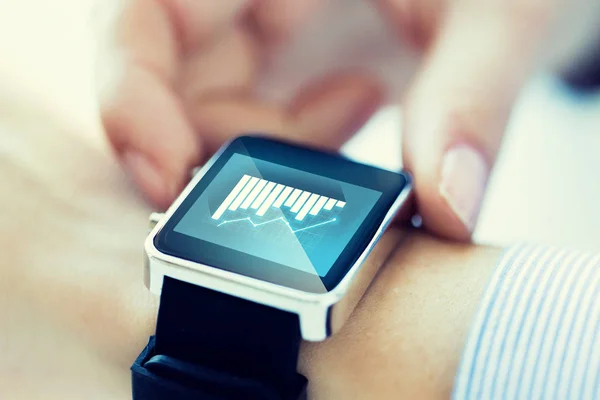 Τα χέρια με το διάγραμμα στην οθόνη του smartwatch σε κοντινό πλάνο — Φωτογραφία Αρχείου