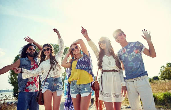Fröhliche junge Hippie-Freunde tanzen draußen — Stockfoto