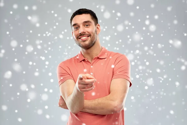 Hombre señalándote con el dedo sobre el fondo de nieve — Foto de Stock