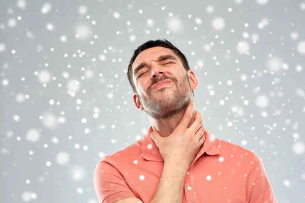 Hombre tocando el cuello y sufriendo de dolor de garganta —  Fotos de Stock