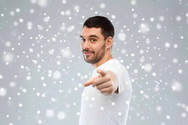 Homem apontando dedo para você sobre fundo de neve — Fotografia de Stock