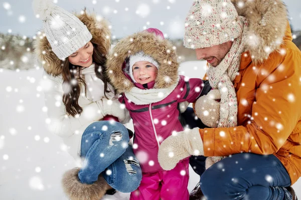 Família feliz com criança em roupas de inverno ao ar livre — Fotografia de Stock