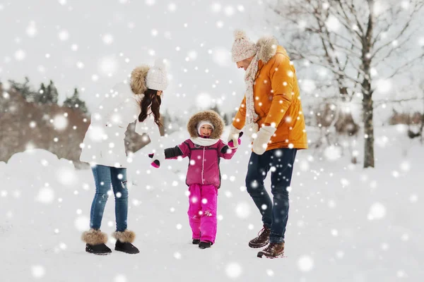 Lycklig familj i vinterkläder promenader utomhus — Stockfoto