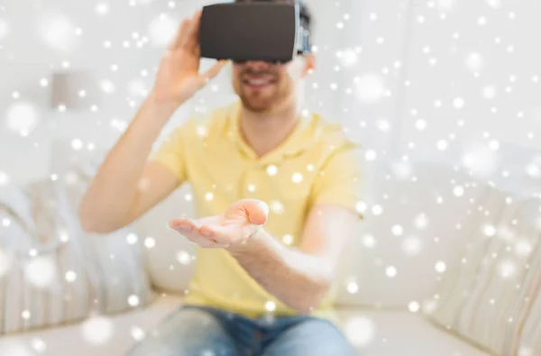 Hombre joven en auriculares de realidad virtual o gafas 3d —  Fotos de Stock